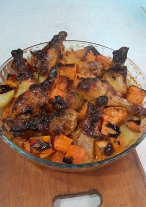 Печеня з двух сортів картоплі, моркви і курячих гомілок