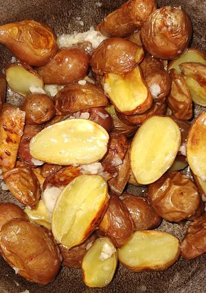 Печена картопля з часником та соняшниковою олією