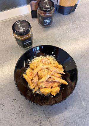 Паста з куркою та овочевим соусом