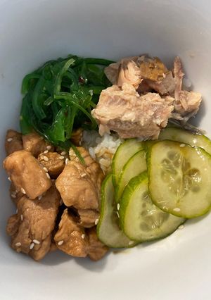 Поке с горбушей и курицей в соусе терияки