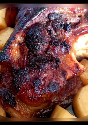 Рулька в кисло-солодкому соусі запечена з картоплею