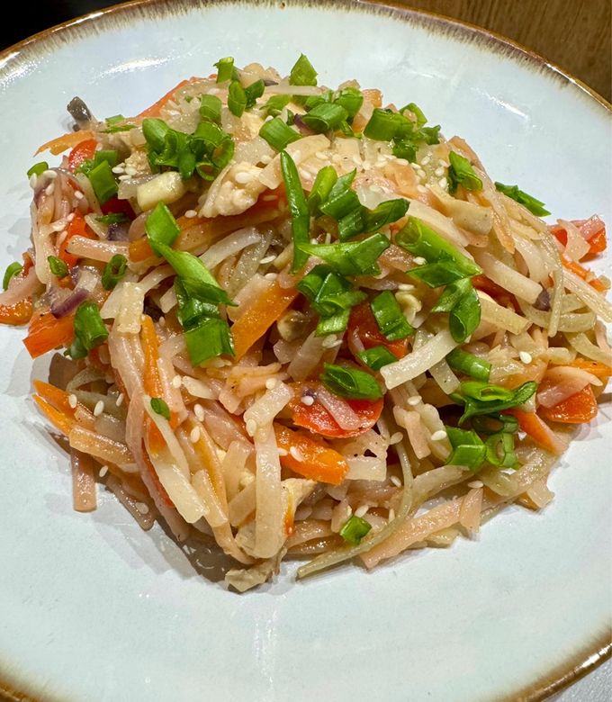 Рисова локшина з куркою та овочами