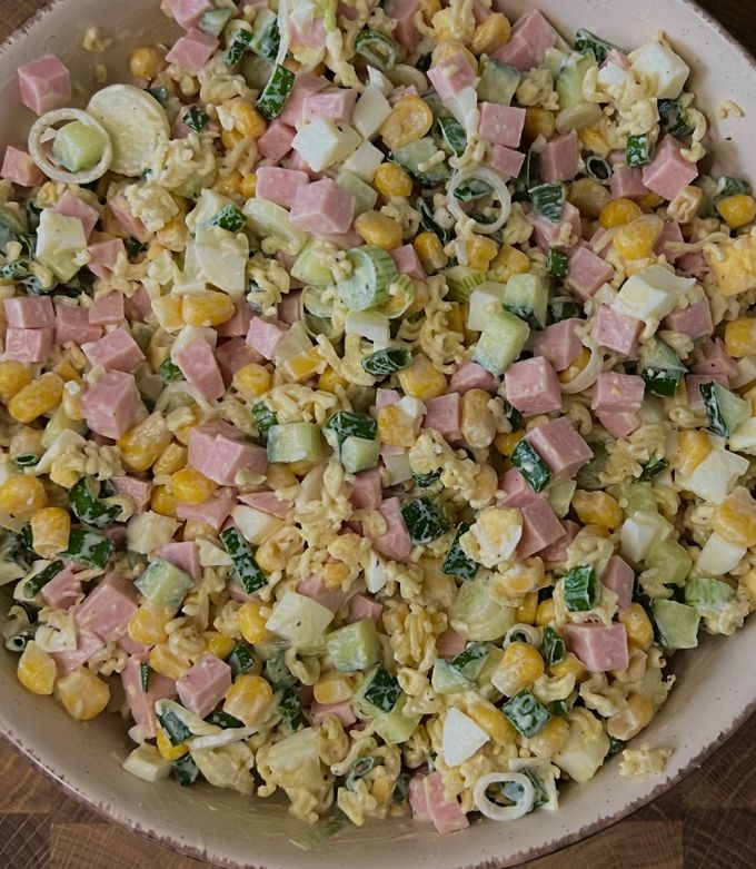 Салат з ковбасою і вермішеллю швидкого приготування