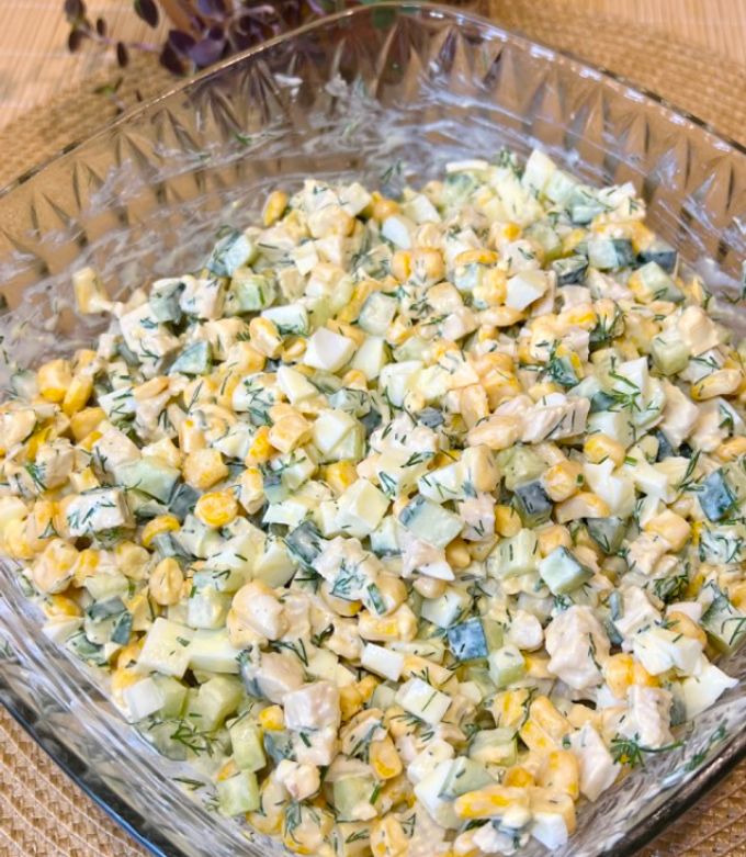 Салат з куркою і кукурудзою