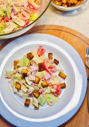 Салат з копченою куркою, айсбергом і сухариками