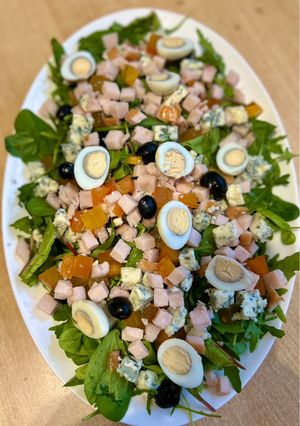 Салат з копченою куркою та хурмою