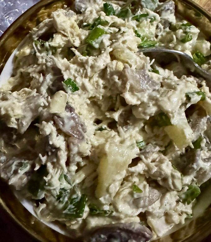 Салат з куркою, грибами, сиром та ананасами