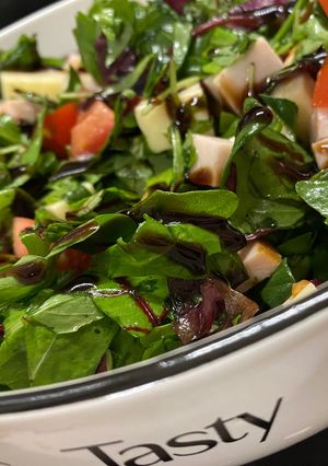 Салат бебі мікс з копченою куркою