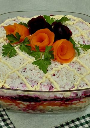 Салат з копченою курочкою та овочами