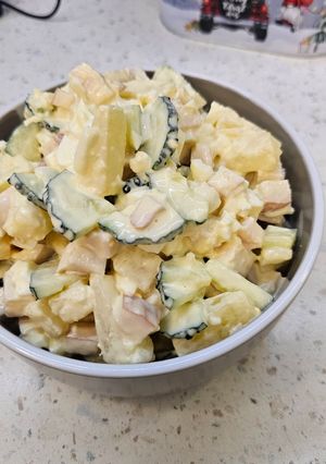 Салат з копченою куркою, ананасами і огірком