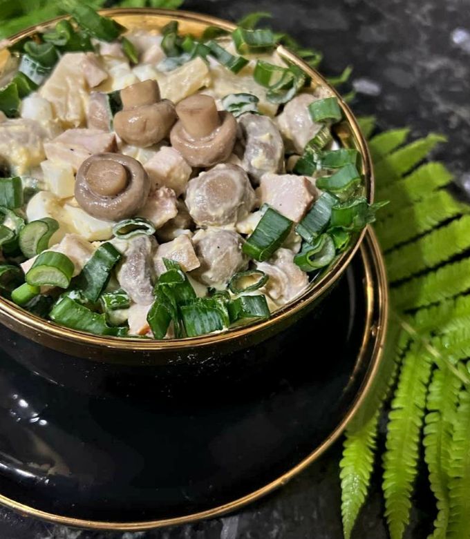 Салат з копченою куркою й ананасами