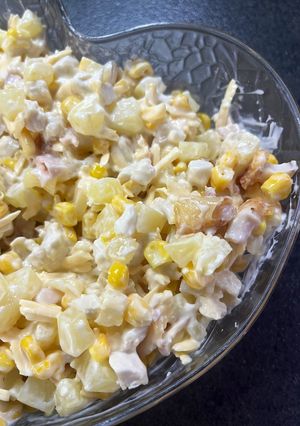 Салат з копченою куркою та ананасами