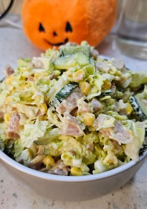 Салат з пекінської капусти, копченою куркою і свіжими огірками