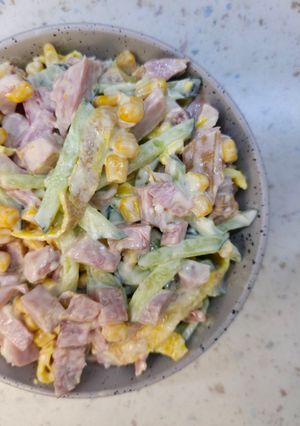 Салат з яєчними млинцями і копченою куркою