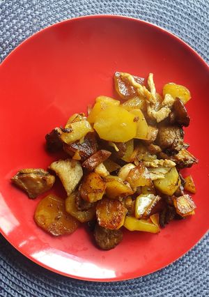 Смажена картопля з курячим філе та консервованими маслюками