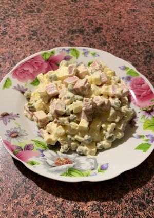 Салат із яєць /сиру /картоплі цибулини /зеленого горошку / ковбаса варена