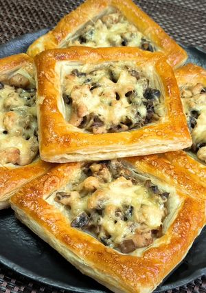 Слойки с грибами и курицей