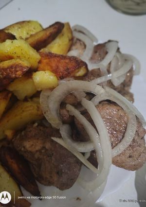 Смажена картопля зі свининою та маринованою цибулею