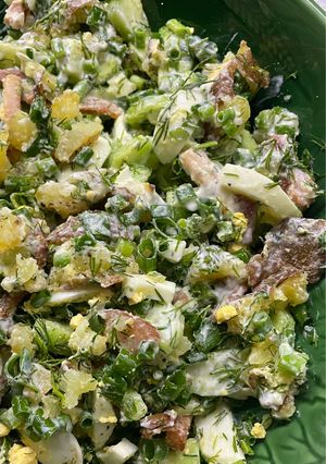 Салат з молодої картоплі з беконом та огірками