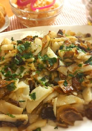 Смажена картопля з сушеними лісовими грибами