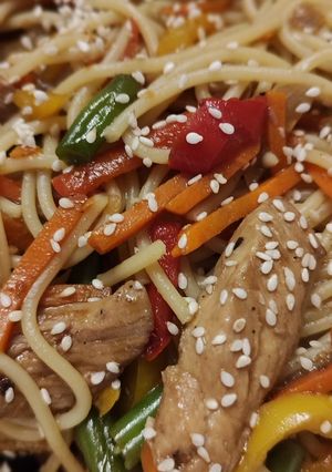 Спагетті з куркою та овочами у соєвому соусі