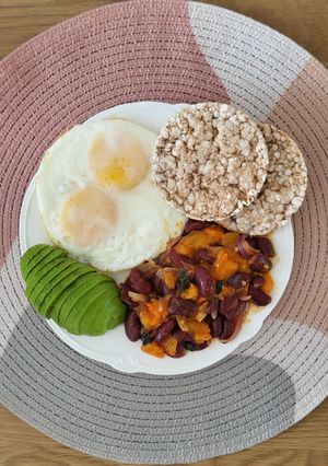 Сніданок з яєшнею, авокадо і квасолею