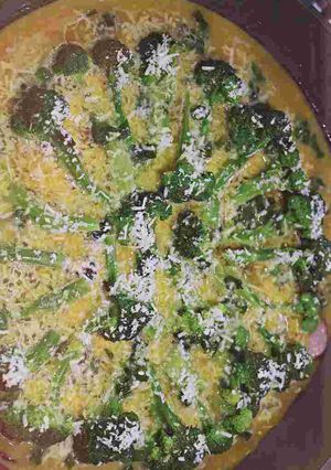 Сніданок: омлет з броколі, ковбасками і сиром