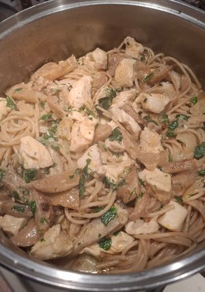 Спагетті з куркою та лісовими гливами