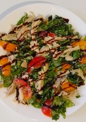 Страви з куркою: салат з помідорами