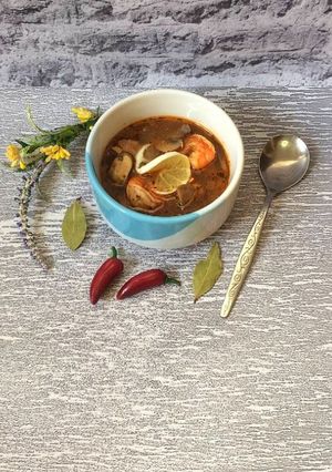 Том Ям з куркою та морепродуктами