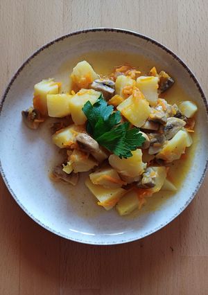 Тушкована картопля з грибами та морквою