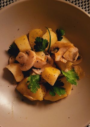 Тушкована картопля з грибами та томатною пастою