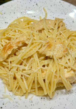 Спагеті з куркою, вершками та сиром