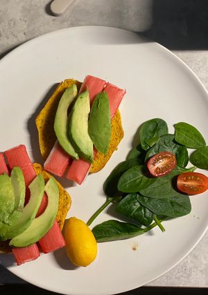 Тост с авокадо и крабовыми палочками на завтрак