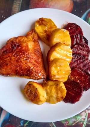 Стегна з картоплею та буряком в духовці