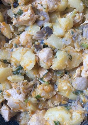 Тушкована картопля з курячим філе та грибами гливами
