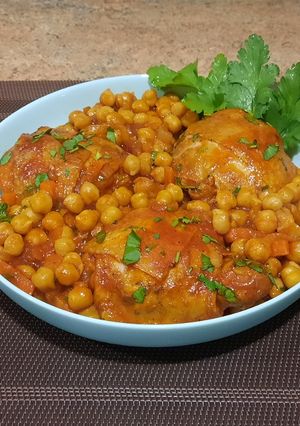 Тушкована курка з нутом