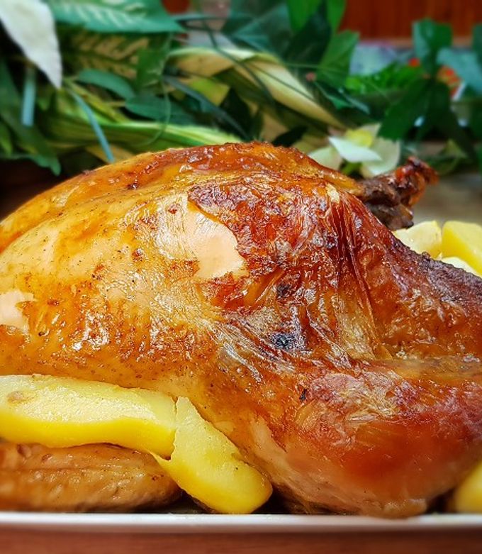 Целая курица, запеченная в рукаве с картошкой и яблоками