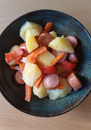 Тушкована картопля з перцем та сосисками