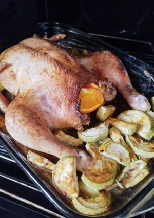 Ціла курка запечена з соєвим соусом, апельсинами та кабачками