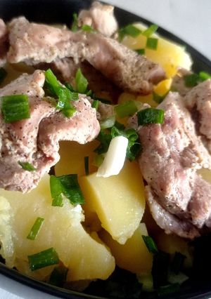 Тушкована картопля з м'ясом індички на пару в мультиварці