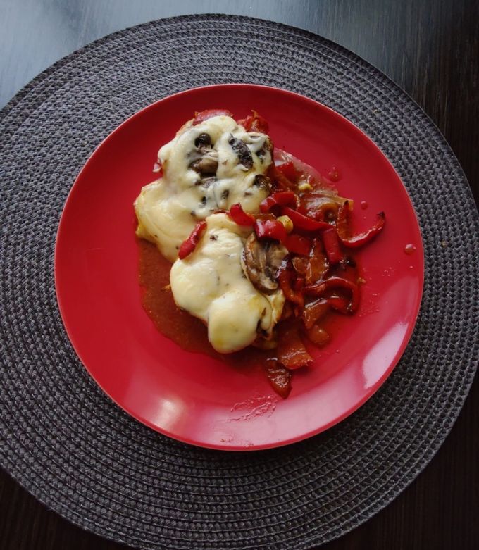 Філе курки під сиром , грибами печерицями, болгарським перцемта цибулею