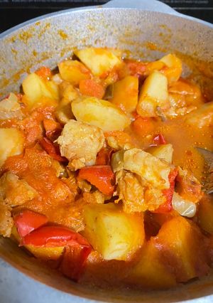 Тушкована картопля з рибою