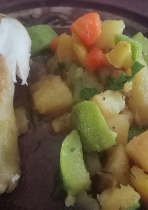 Тушкована курка з овочами