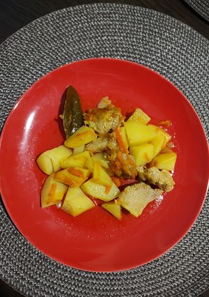 Тушкована картопля зі свининою