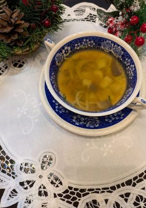 Швидка юшка з куркою, локшиною та сушеними білими грибами