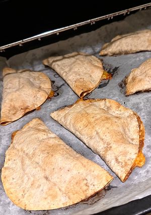 Чебуреки из лаваша с курицей, помидором и сыром