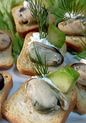 Швидка закуска з мідіями та авокадо