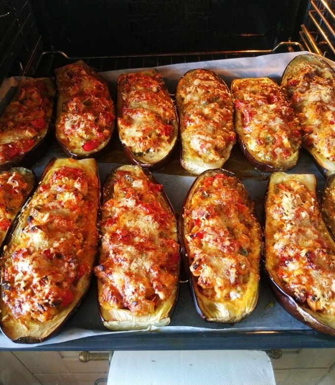 Човники з баклажанів фаршировані куркою, перцем та помідорами