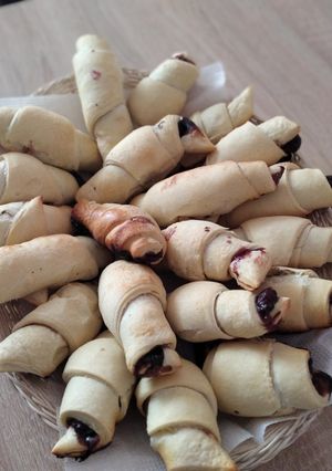 Швидкі круасани з вишнями